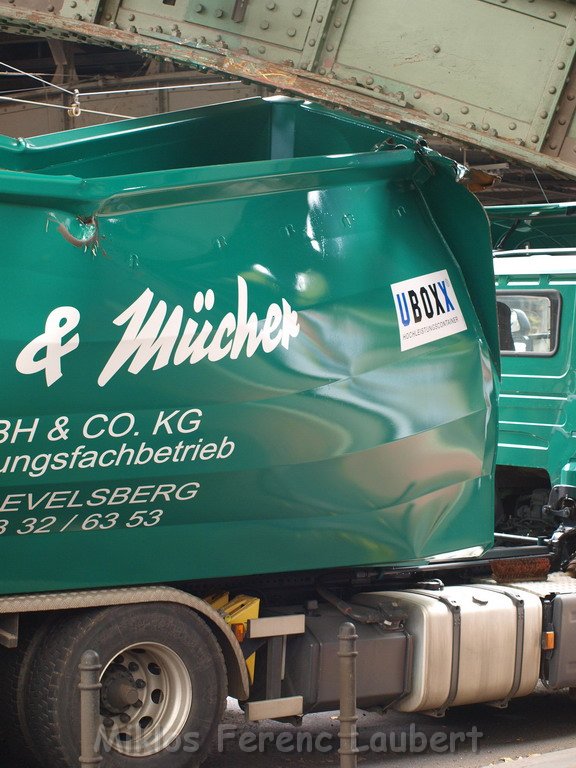 Container LKW blieb an Bruecke haengen Koeln Deutz Deutz Muelheimerstr P57.JPG